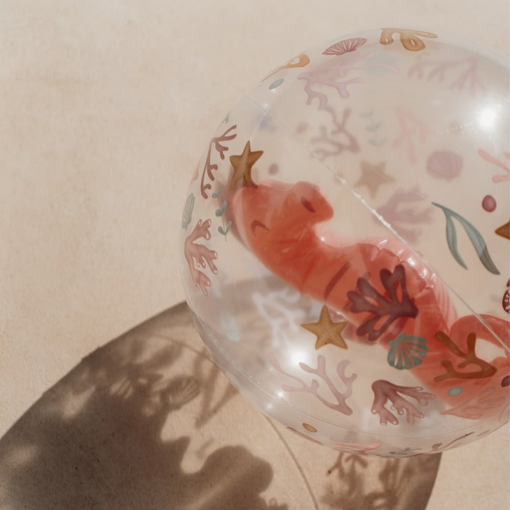 Detailaufnahme des transparenten 3D Strandballs Ocean Dreams Pink mit schwebendem Seepferdchen im Inneren. Der aufblasbare Strandball mit 35 cm Durchmesser sorgt für sommerlichen Spielspaß am Strand, Pool und im Garten.