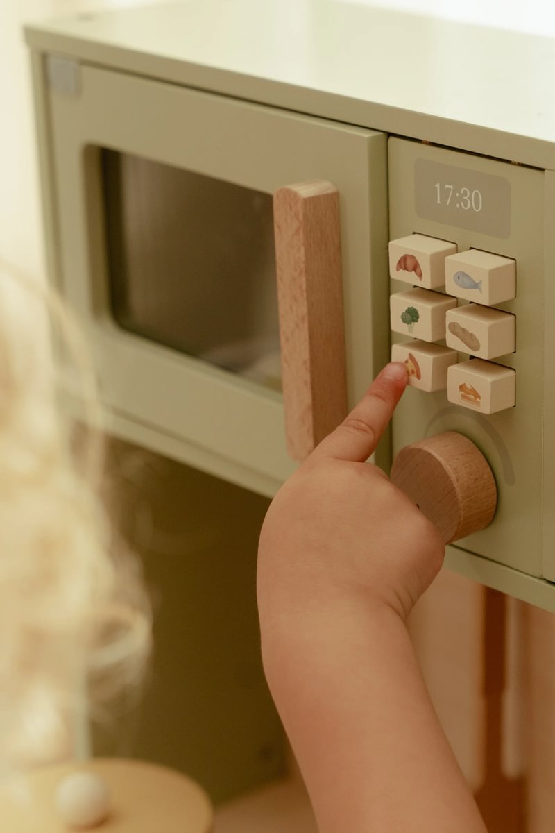 Personalisierte Spielküche aus Holz mit Name – besonderes Geschenk