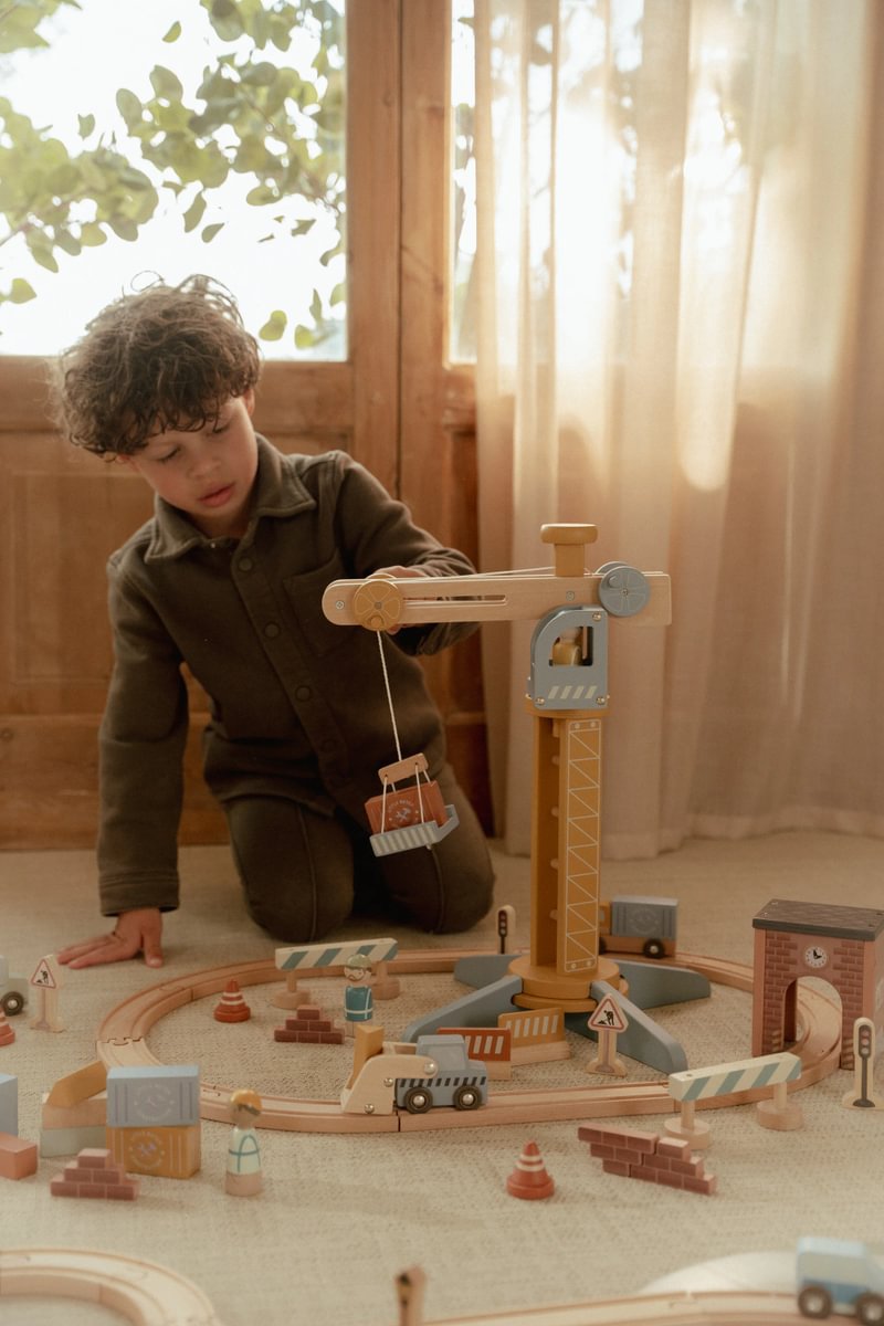 Wooden construction crane playset for wooden railway construction sites | Schmatzepuffer