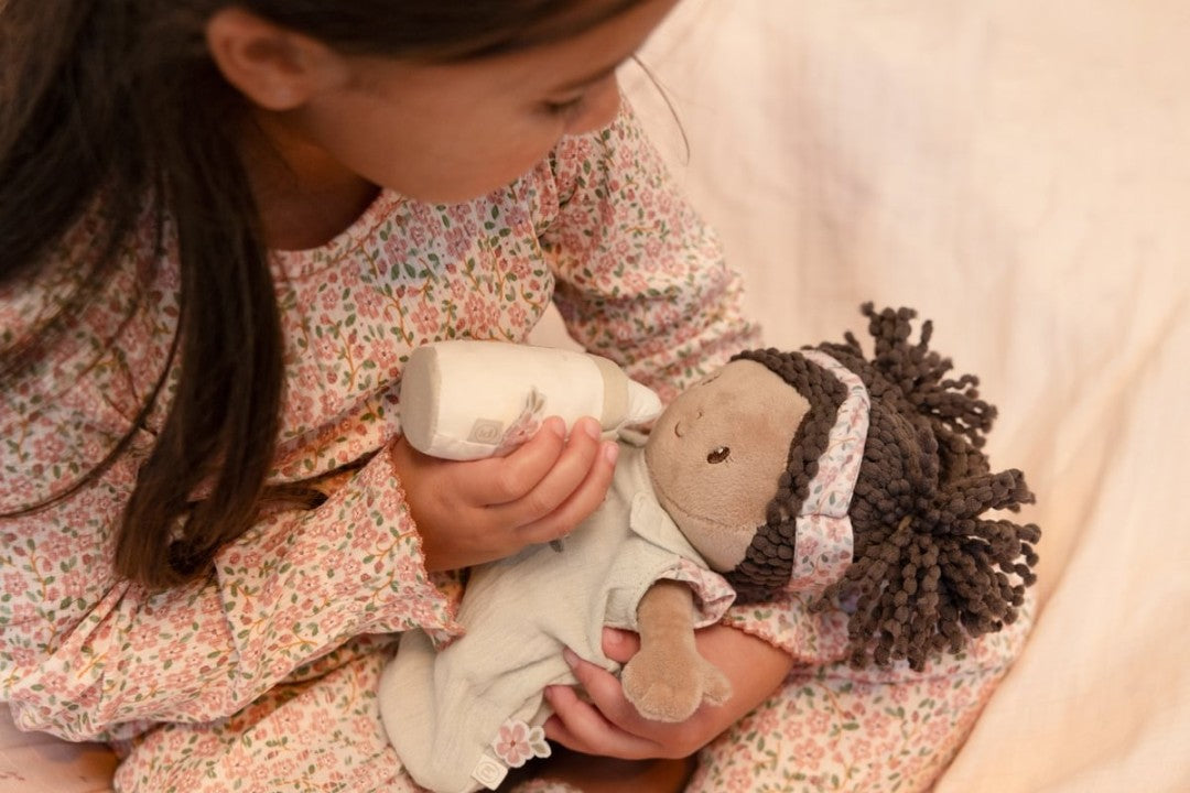 Personalisierte Babypuppe im Körbchen – liebevolles Geschenk zur Geburt