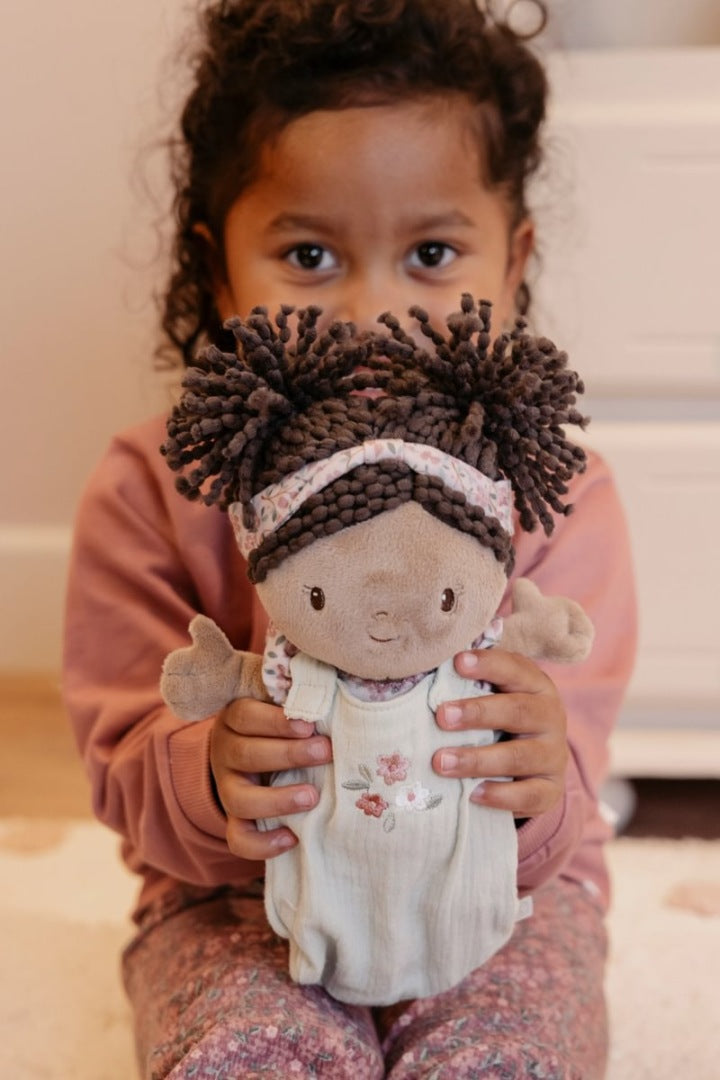 Personalisierte Babypuppe im Körbchen – liebevolles Geschenk zur Geburt