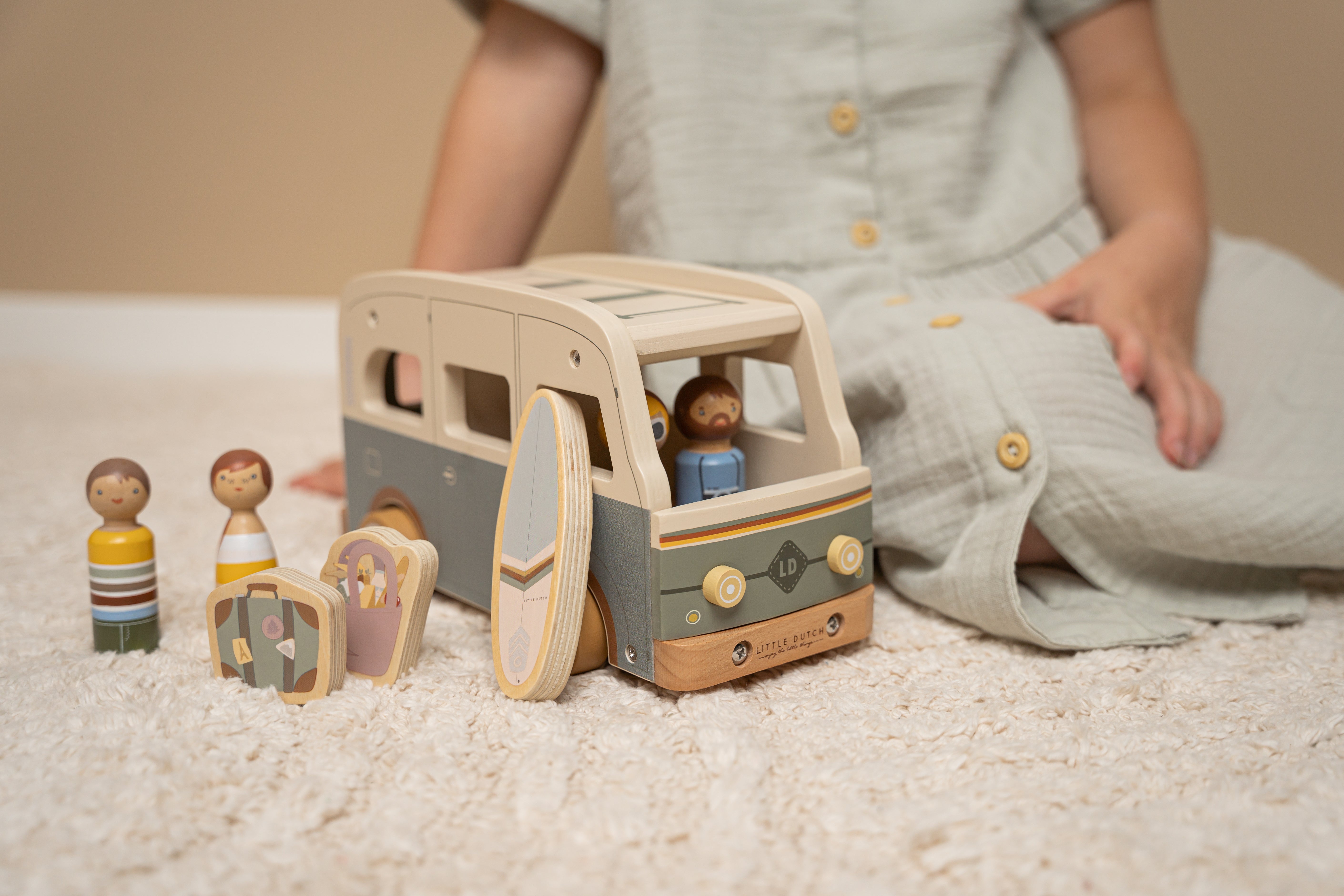 Retro Camper Van with Play Figures – Role Play for Children