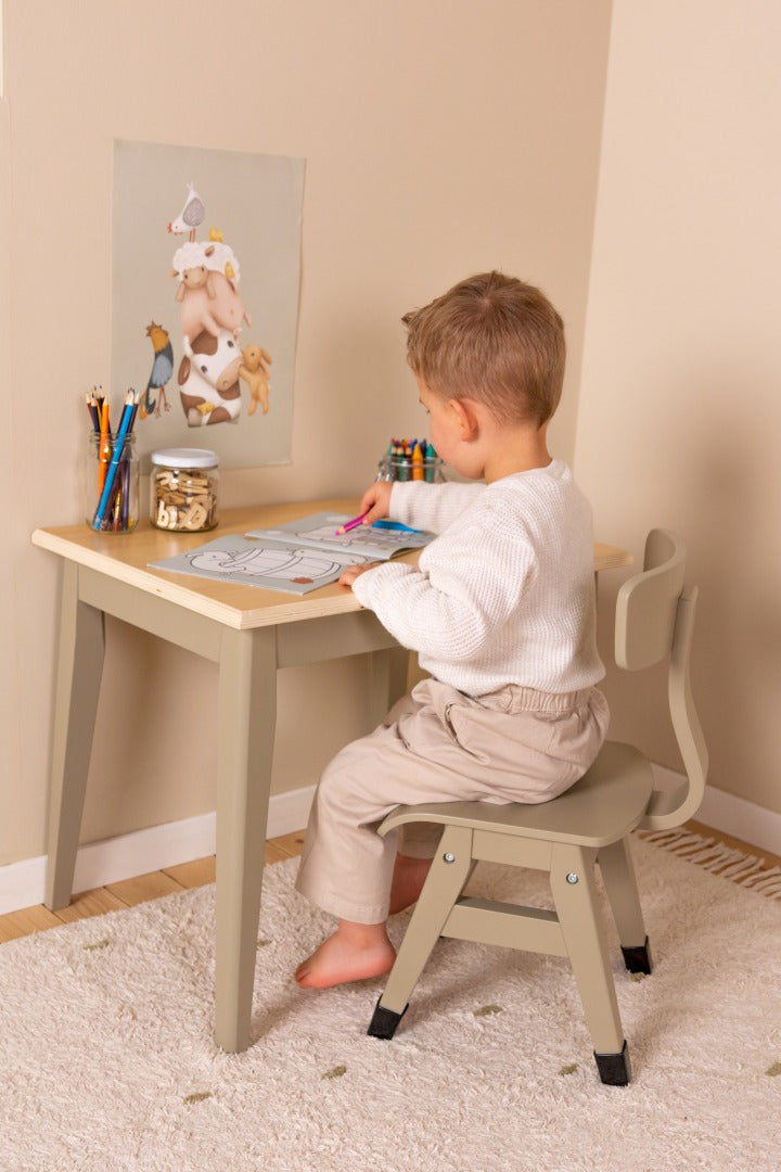 Children's chair made of wood, olive