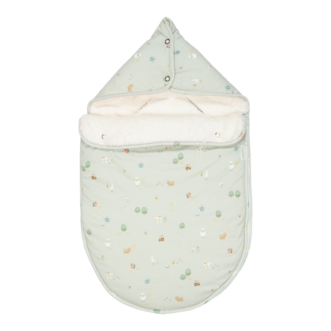Babyschalen-Fußsack Little Farm für Maxi-Cosi und viele Babyschalen der Gruppe 0+ aus Bio-Baumwolle mit kuscheligem Teddyfutter. Warmer Winterfußsack für Babys mit Bauernhofmotiv und hohem Komfort unterwegs.