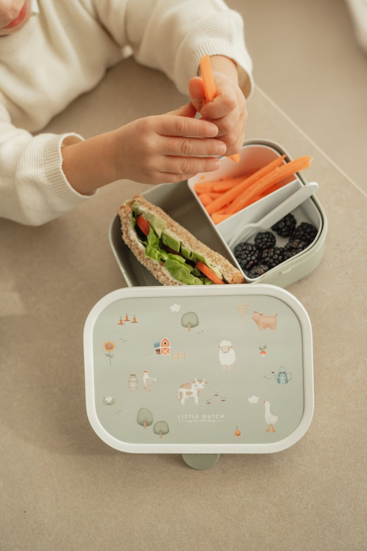 Brotdose fuer Kinder mit Bauernhof Motiv und praktischem Trenneinsatz fuer Kindergarten, Schule und unterwegs