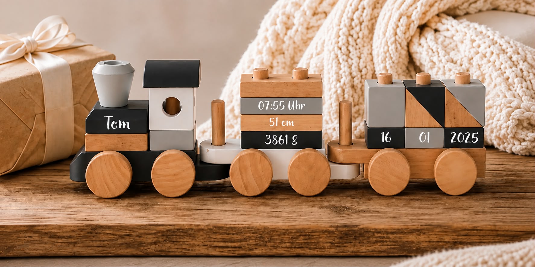 Personalisierter Holzzug mit Geburtsdaten als hochwertiges Geschenk zur Geburt oder Taufe aus Holz von Schmatzepuffer
