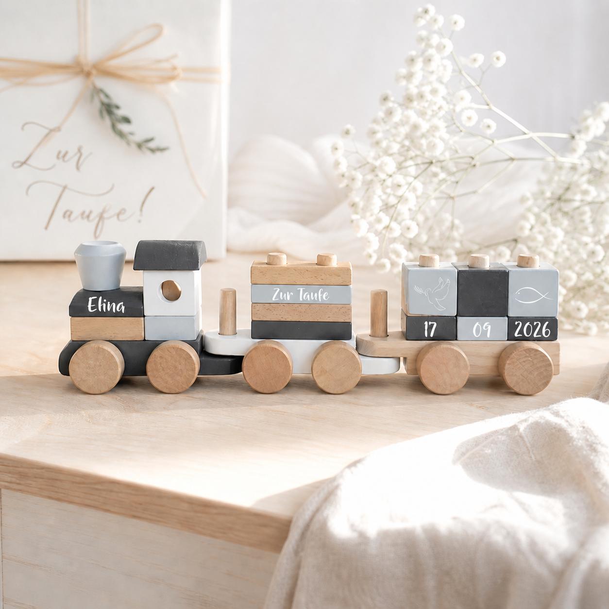 Personalisierter Holzzug zur Taufe mit Name und Taufdatum 2026 als hochwertiges Geschenk vom Taufpaten für Baby