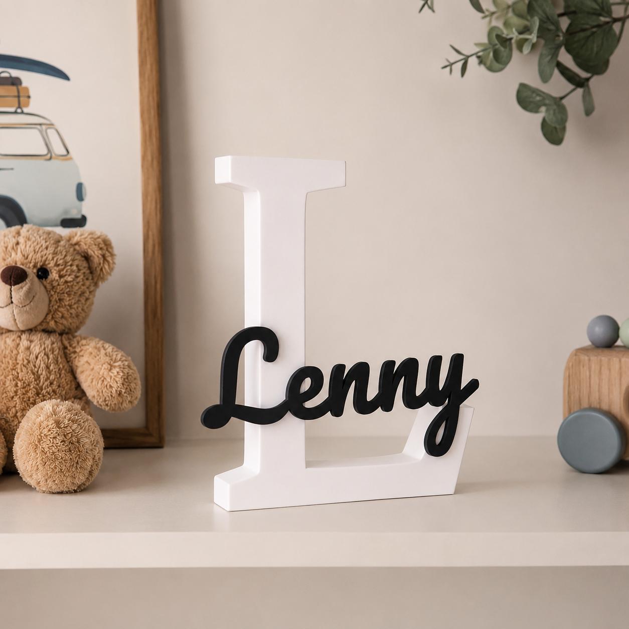 Personalisiertes Namensschild mit weißem Buchstaben & Name in Wunschfarbe