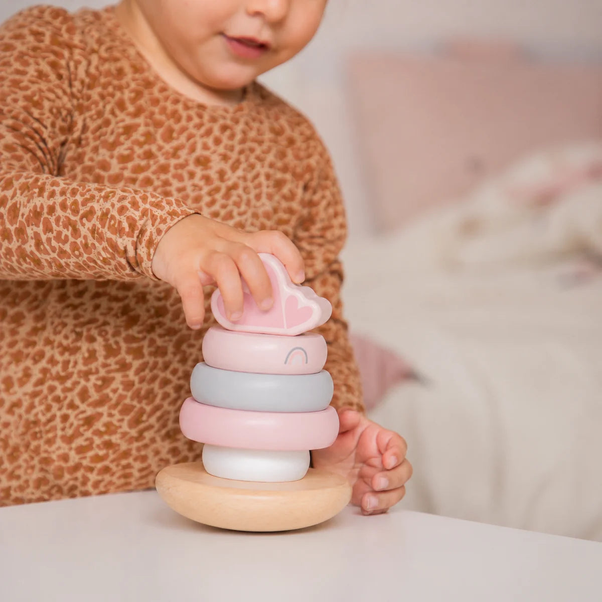 Tour d'équilibre en bois rose de Label Label - Jouet de motricité avec anneaux à empiler pour bébés à partir de 12 mois